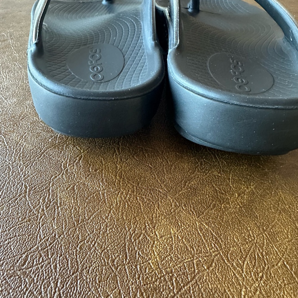 OOFOS Oolala Luxe Black and Sand Thong Sandals Women’s Size 39 - Picture 7 of 8